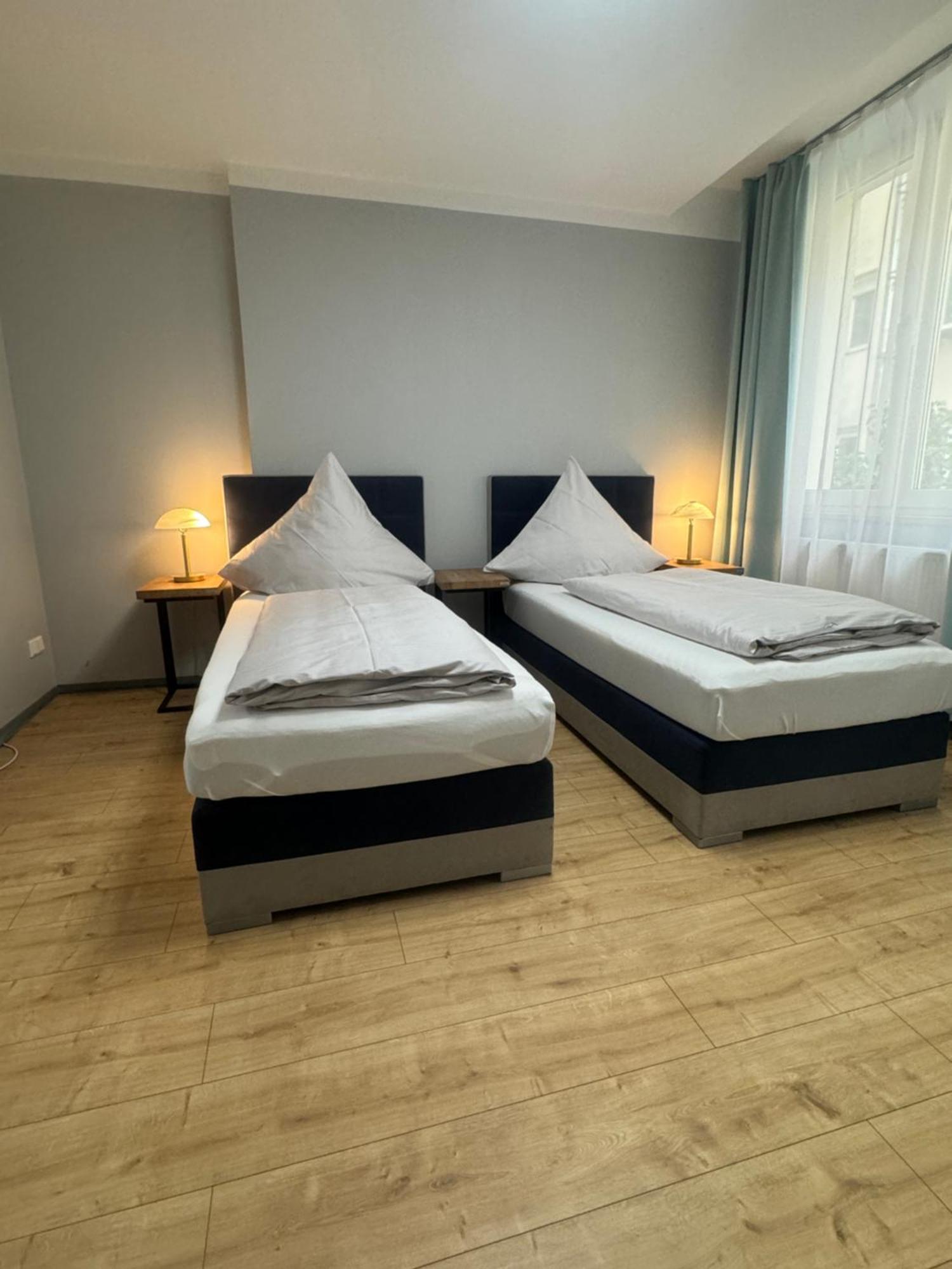 Am Hauptbahnhof N.4 *